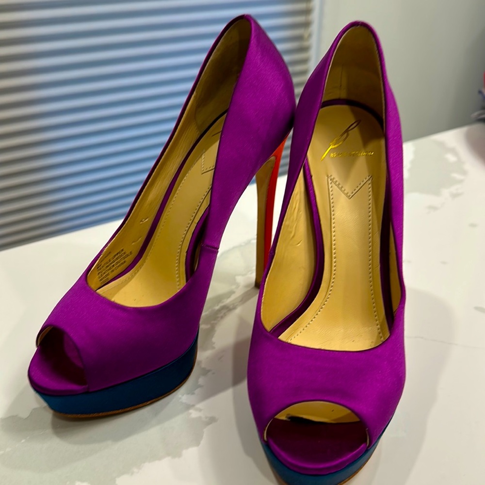 Brian Atwood, 2 tone satin pumps platform